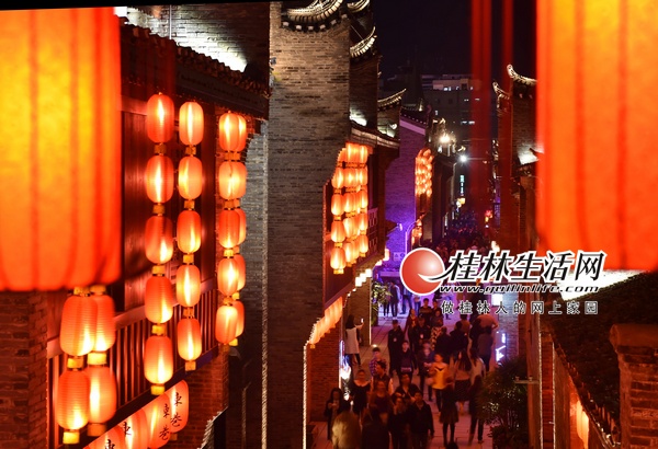 4月26日晚，東巷舉行開街儀式后，市民與游客感受東巷的“新生”。